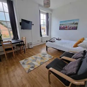Apartment, Private Parking, Walk To Centre, Uni And Hospital, Long Prices Apartment