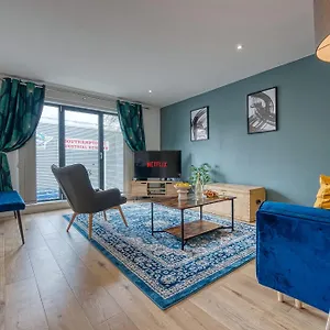 Blue Puffin Stays: Stylish 2-bed In Ocean Village , Southampton United Kingdom